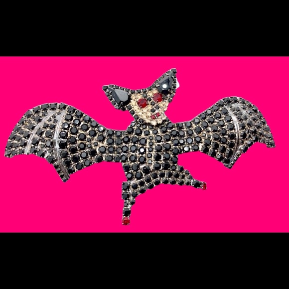 Vlad the Dancing Vampire Bat Brooch von Walhof